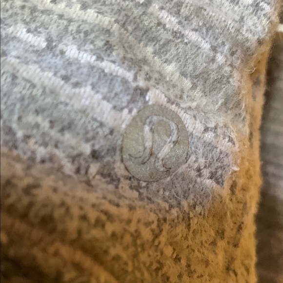 Lululemon Close to Crossing long sleeve Rulu top with tulip hem - Picture 6 of 9